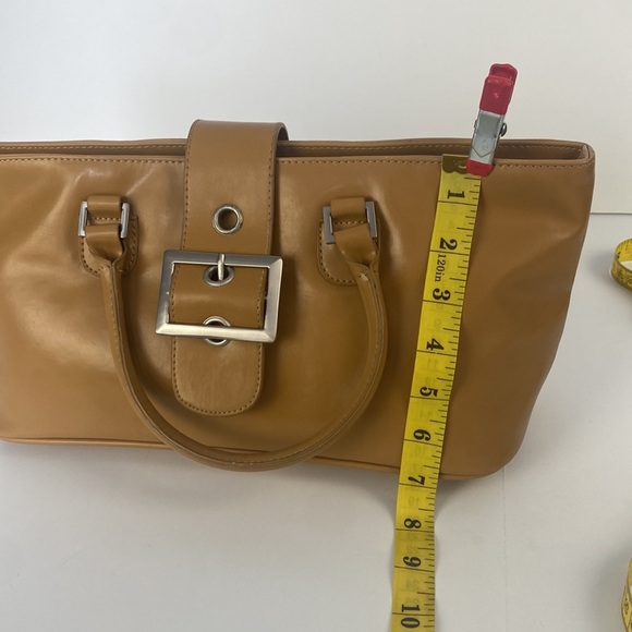 Elegant Tan Leather Shoulder Bag - Picture 5 of 11
